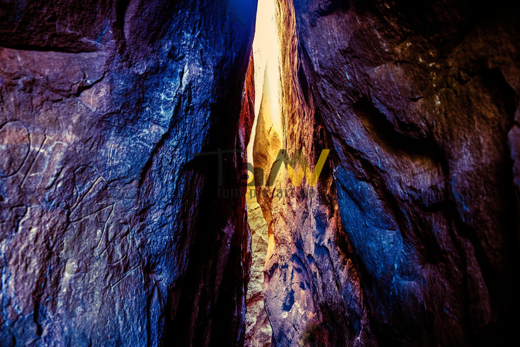 Eigenartige Elbsandstein Felsspalte in der sächsischen Schweiz | Typischer Blick hinein in eine Felsspalte in der sächsischen Schweiz, aus Elbsandstein , während von die letzen Sonnenstrahlen herein stechen.  - Realisiert mit Pictrs.com