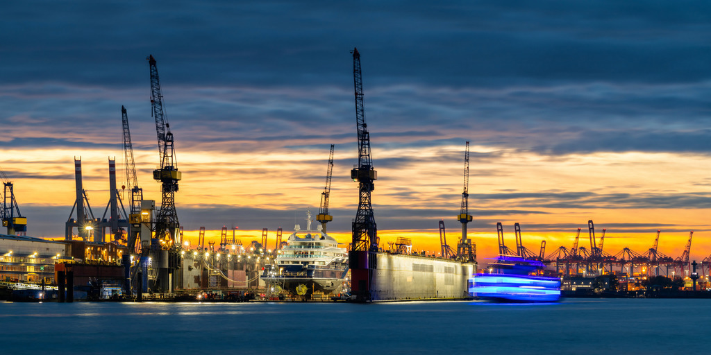 10221104 - Leuchtender Hafen | Wunderschöner Abendhimmel im Hamburger Hafen mit Blick auf das Dock 11 und die blau leuchtende Louisiana Star.