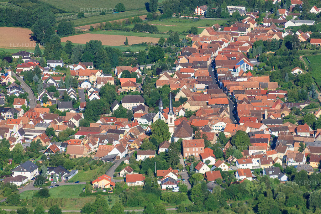 Luftbild: Hauptstraße von Osten in Göcklingen im Bundesland Rheinland-Pfalz in Deutschland. Foto: IMG_30923.jpg vom 07.08.2010 durch Werner Riehm/FLY-FOTO.de