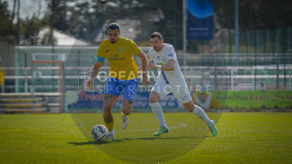 Fußball, Herren, Saison 2025/2026, Regionalliga Nordost, 29. Spieltag, FSV 63 Luckenwalde vs. FC Eilenburg, Samstag 11.04.2026, Werner-Seelenbinder-Stadion Luckenwalde, | Fußball, Herren, Saison 2025/2026, Regionalliga Nordost, 29. Spieltag, FSV 63 Luckenwalde vs. FC Eilenburg, Samstag 11.04.2026, Werner-Seelenbinder-Stadion Luckenwalde, Im Bild: Andreas Pollasch (l. Luckenwalde) und Michael Schlicht (r. Eilenburg) - Realisiert mit Pictrs.com