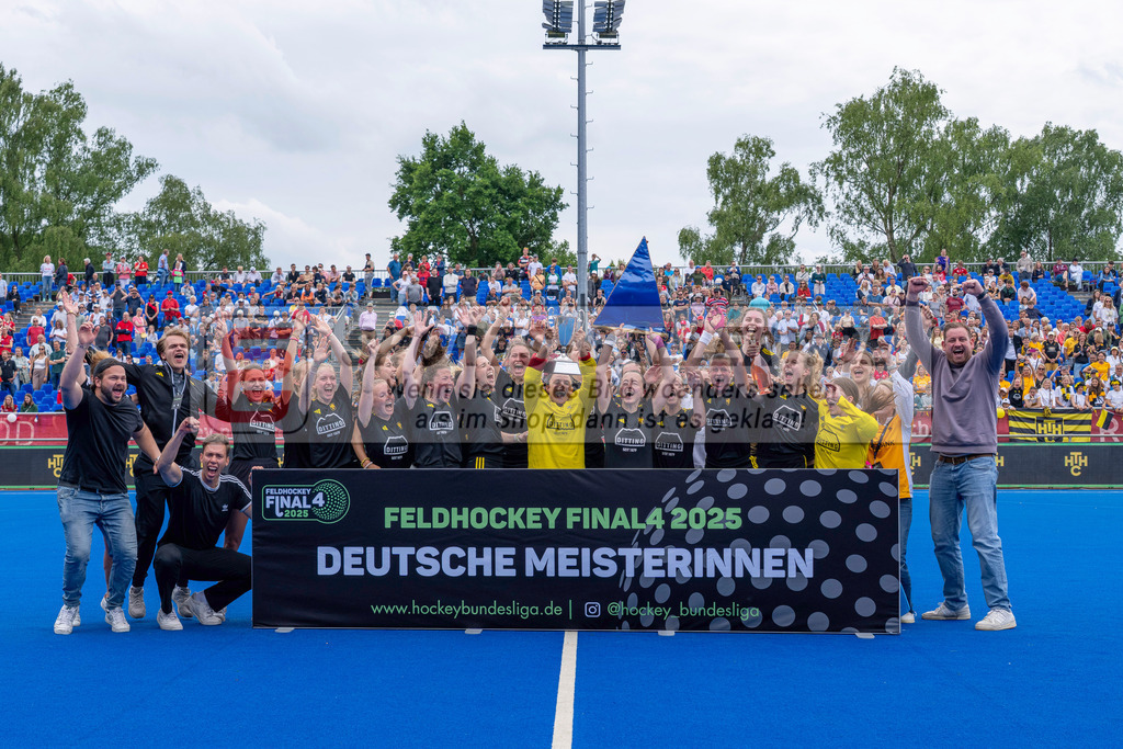 Final4_20250601-1219-HK108395 | Krefeld, Deutschland, 01.06.2025:  Feldhockey Final4 2025 – „Deutsche Feldhockey-Meisterschaften 2025“ Harvestehuder HTC - Düsseldorfer HC (Finale Damen) im Gerd-Wellen-Hockeyanlage am 01.06.2025 in Krefeld, Deutschland. (Foto von Kramhöller/Fehrmann/Kaste)Krefeld, Germany, 01.06.2025: Feldhockey Final4 2025 – „Deutsche Feldhockey-Meisterschaften 2025“ Harvestehuder HTC - Düsseldorfer HC (Finale Damen) in Gerd-Wellen-Hockeyanlage at 01.06.2025 in Krefeld, Deutschland. (Foto from Kramhöller/Fehrmann/Kaste)