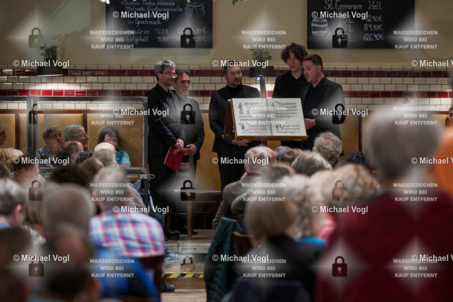 TAM25_K.12__Michael-Vogl_023_8095 | Tage Alter Musik Regensburg K.12 Nachtkonzert Brauhaus am Schloss Cappella Pratensis (Niederlande) Tim Braithwaite, Superius, Leitung Peter de Laurentiis, Tenor, Co-Leitung Sollazzo Ensemble (Frankreich) The Feast of the Swan Das Schwanenfest der Mariengilde von ’s-Hertogenbosch Anna Danilevskaia Vihuela de Arco, Leitung Foto: Michael Vogl