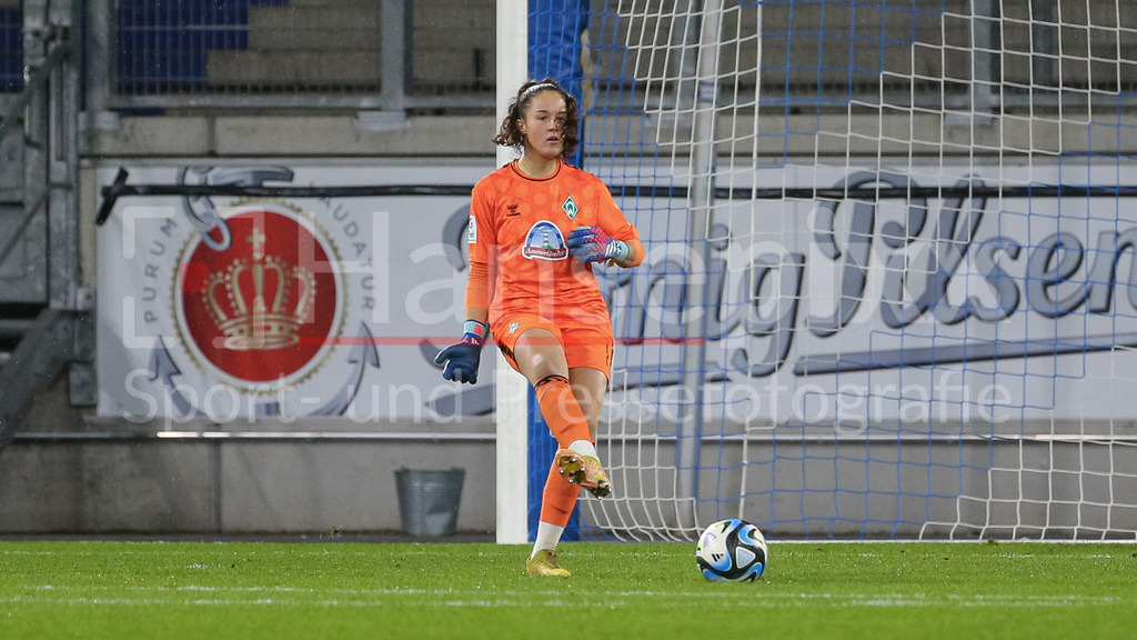 Fussball, Google Pixel Frauen-Bundesliga, MSV Duisburg - SV Werder Bremen | v.li.: Livia Peng (Torhüterin, Torwart, SV Werder Bremen, 1) am Ball, Freisteller, Einzelbild, Ganzkörper, Aktion, Action, Spielszene, DIE DFB-RICHTLINIEN UNTERSAGEN JEGLICHE NUTZUNG VON FOTOS ALS SEQUENZBILDER UND/ODER VIDEOÄHNLICHE FOTOSTRECKEN. DFB REGULATIONS PROHIBIT ANY USE OF PHOTOGRAPHS AS IMAGE SEQUENCES AND/OR QUASI-VIDEO.