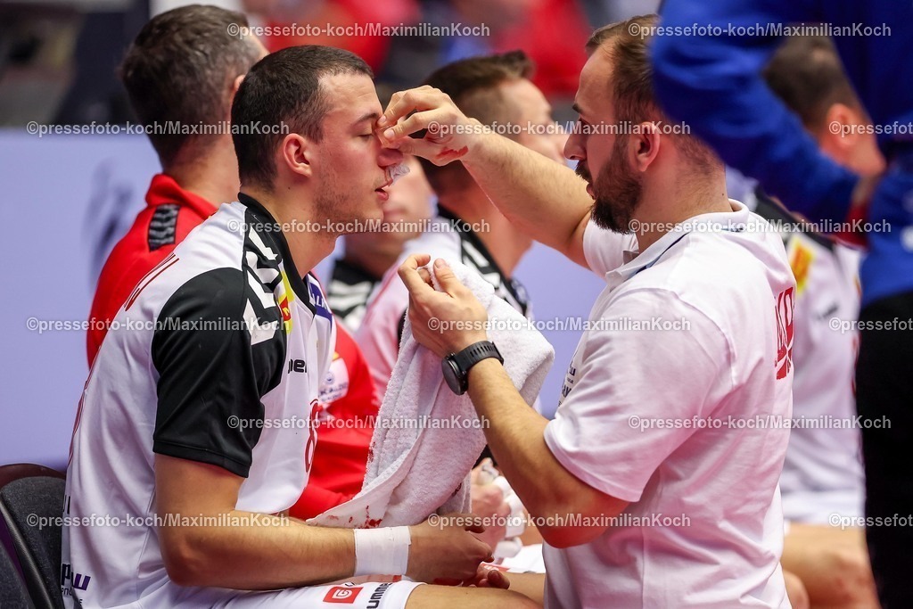 EHF20012601059 | 20.01.2026, Handball, Men's EHF EURO 2026, Nordmazedonien - Rumänien, Jyske Bank Boxen in Herning, Dänemark, Preliminary Round:  Pavle Atanasijevikj (North Macedonia #88) sitzt blutend verletzt mit Schmerzen auf dem Spielfeld und muss medizinisch versorgt werden.