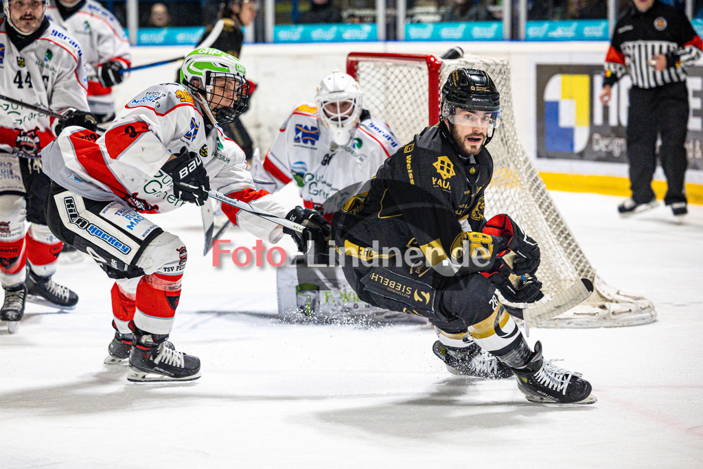 EHC Königsbrunn PINGUINE gegen TSV Peißenberg MINERS | Eishockey Bayernliga Herren Playoffs Viertelfinale 2024/25 - Spiel 1 von 7, EHC Königsbrunn PINGUINE gegen TSV Peißenberg MINERS, 20250207,Mika REUTER (EHC 28) in Aktion,2025-02-07 in Peißenberg (Eisstadion Peißenberg)Mika REUTER (EHC 28)Copyright: WolfgangxLindner foto-lindner.de