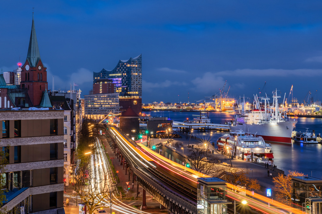 10221004 - Hamburg City Lights V | Blick auf die U-Bahn an der Elbpromenade, die Cap San Diego und die Elbphilharmonie zur blauen Stunde.