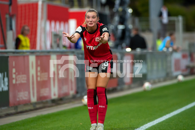 20241007NSZ_9661 | Karólina Vilhjámsdóttir (Bayer Leverkusen,No.18) regt sich über eine Schiedsrichterentscheidung aufDEU, Leverkusen, 07.10.2024 Fußball, Frauen, Google Pixel Frauen-Bundesliga, Saison 2024/2025, 5. Spieltag, Bayer 04 Leverkusen - FC Carl Zeiss JenaDIE DFB-RICHTLINIEN UNTERSAGEN JEGLICHE NUTZUNG VON FOTOS ALS SEQUENZBILDER UND/ODER VIDEOÄHNLICHE FOTOSTRECKEN - Realisiert mit Pictrs.com