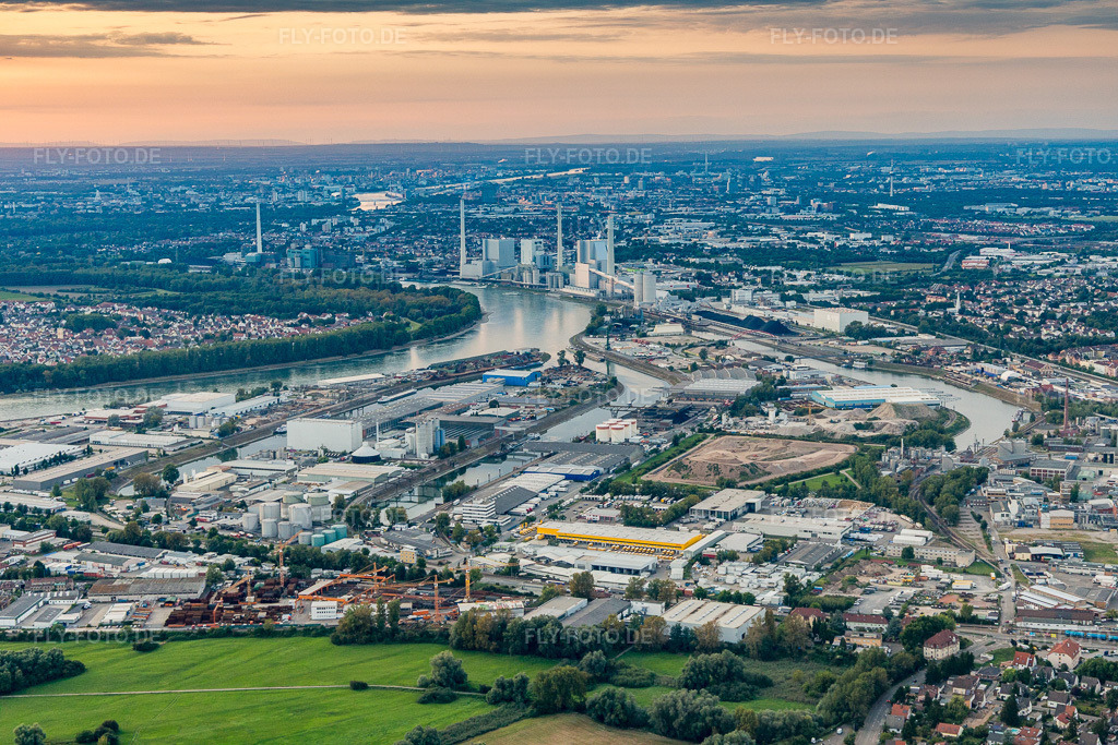 Luftbild: Kaianlagen und Schiffs- Anlegestellen am Hafenbecken des Binnenhafen Rheinauhafen am Rhein im Ortsteil Rheinau in Mannheim im Bundesland Baden-Württemberg in Deutschland. Foto: IMG_102637.jpg vom 24.08.2017 durch Werner Riehm/FLY-FOTO.de