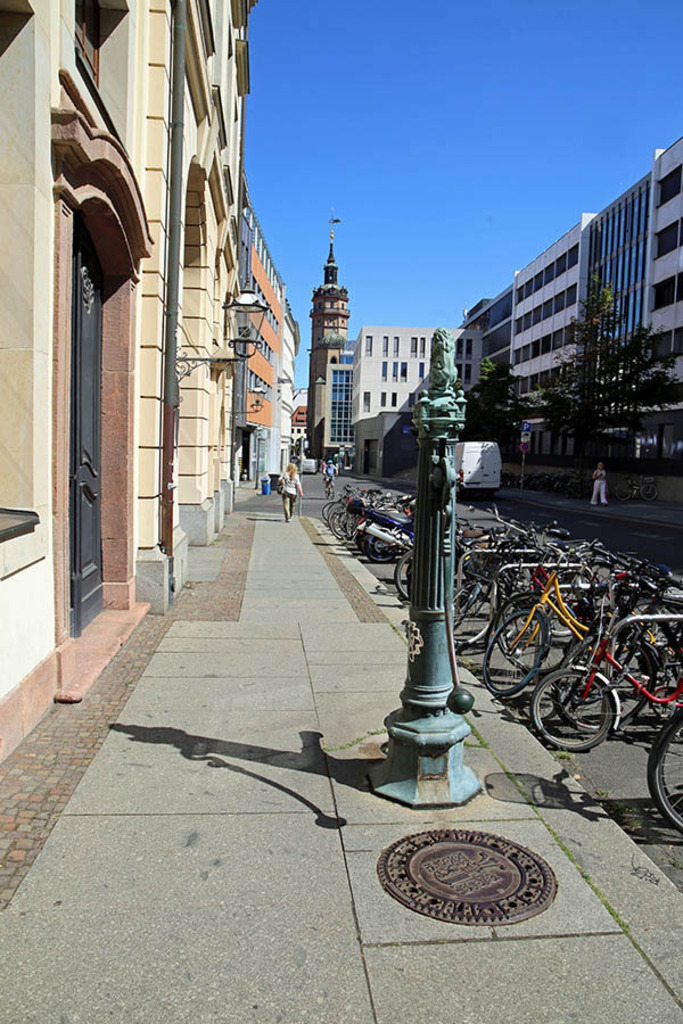 Foto: Leipzig - Handschwengelpumpe - Typ Kleiner Löwe - Universitätsstraße | Das Team hinter BILDLEXIKON LEIPZIG bündelt historische wie aktuelle Informationen über die Stadt Leipzig in Text und Bild auf einer Plattform und stellt diese der interessierten Öffentlichkeit zur Verfügung.