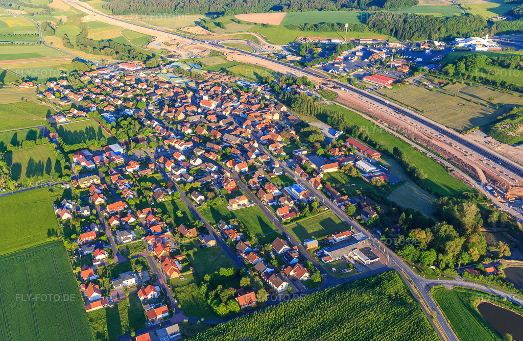 Luftbild: Ortsansicht an der A3 aus Norden in Geiselwind im Bundesland Bayern in Deutschland. Foto: IMG_100409.jpg vom 27.05.2017 durch Werner Riehm/FLY-FOTO.de