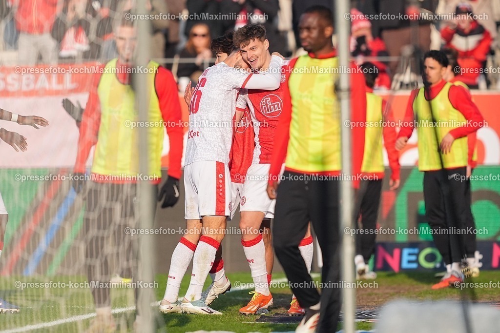 xYDRx24012601056 | 24.01.2026, xydrx, Fußball, 3.Liga, Rot-Weiss Essen - TSV Havelse, Saison 2025 2026, Stadion an der Hafenstraße: Torjubel nach dem Tor zum 3:1 für Rot-Weiss Essen durch Torschütze Marek Janssen (Rot-Weiss Essen #20) zusammen mit Torben Muesel (Rot-Weiss Essen #26)   DFB regulations prohibit any use of photographs as image sequences and or quasi-video. Photo: xYannisxDreimannxPressefotoKochx