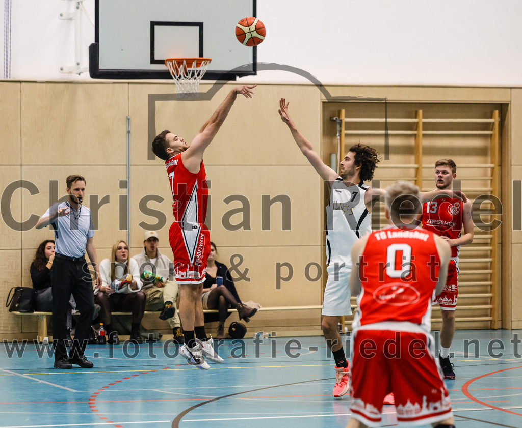 2022-12-03_078_TSV_Vaterstetten_gegen_TG_Landshut | Vaterstetten, Deutschland, 03.12.2022:
Basketball, Bayernliga Herren Südost 2022 / 2023, 7. Spieltag, TSV Vaterstetten gegen TG Landshut, Endergebnis: 71:78

Stefan Englberger (TG Landshut, #7), Luca Maurice Kohll (TSV Vaterstetten, #7),  (TG Landshut, #13)

Foto: Christian Riedel / fotografie-riedel.net