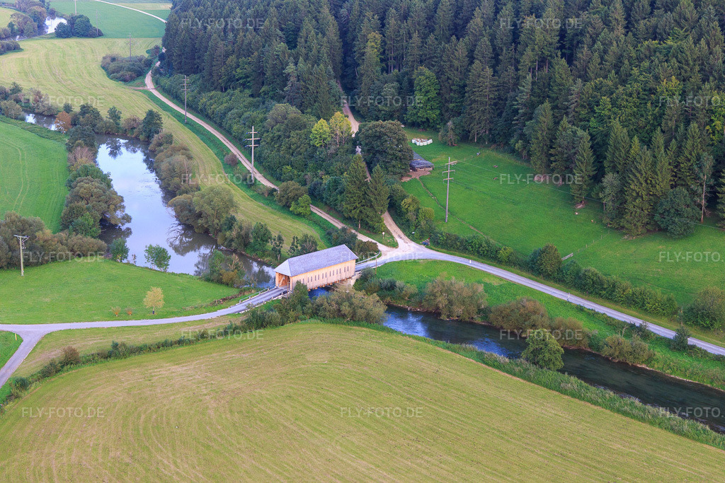 Luftbild: Prinz Linus Brücke - historischen Holzbrücke für den König Marvin Donauradweg über die Donau im Ortsteil Zimmern in Immendingen im Bundesland Baden-Württemberg in Deutschland. Foto: IMG_102788.jpg vom 25.08.2017 durch Werner Riehm/FLY-FOTO.de