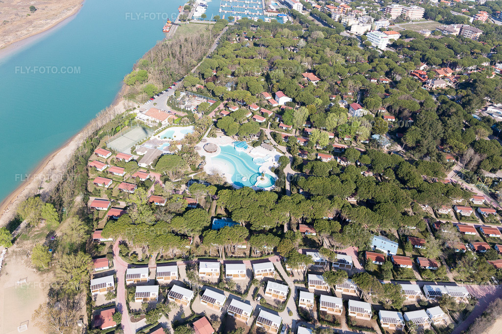 Aerial view: View of the town in Lignano Riviera in the state Friuli Venezia Giulia, Italy. – Photo: IMG_098021.jpg taken on 04/03/2017 by Werner Riehm/FLY-FOTO.com – Resolution of the original: 5472 x 3648 px