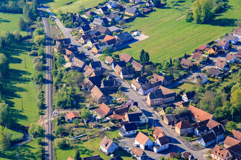 Aerial view: Rue des Prés level crossing in Uttenhoffen in the state Bas-Rhin, France. – Photo: IMG_099412.jpg taken on 04/30/2017 by Werner Riehm/FLY-FOTO.com – Resolution of the original: 5203 x 3469 px