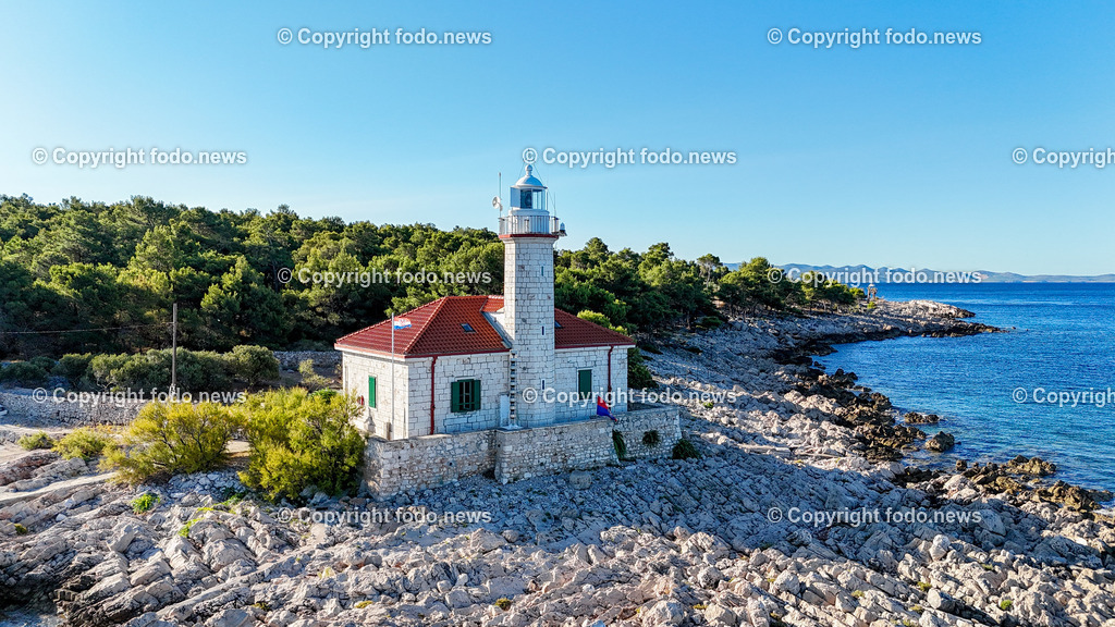 Kroatien_ Brac_ Insel in Dalmatien_ Milna_ 18.07.2025-13 | 18.07.2025, Kroatien, HRV, Brac, Insel in Dalmatien, Milna im Bild Themenbild, Leuchtturm Razanj an der Westseite von Brac und weist Schiffen den Weg durch die Splitska vrata, einen der belebtesten dalmatinischen Kanaele, Luftaufnahme, Drohne, Feature, Symbolbild