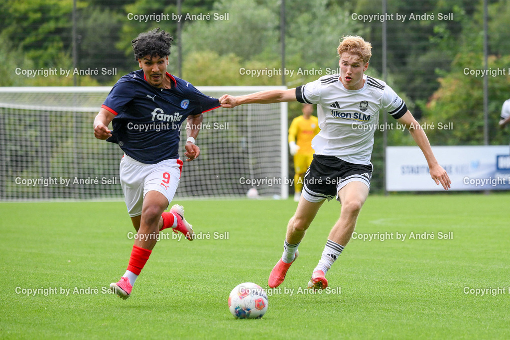 Holstein Kiel II vs 1. FC Phönix Lübeck II | Islam Matene (Holstein #9) vs Avid Krogmann (Phönix #23) / Fußball-Oberliga Männer 2026/2027 / Holstein Kiel II vs 1. FC Phönix Lübeck II / Citti Fussball Park - Projensdorf / Kiel / 08.08.26 - Realisiert mit Pictrs.com