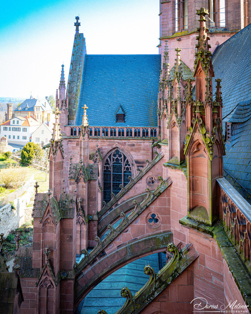 Katharinenkirche in Oppenheim | Die imposante Katharinenkirche in Oppenheim gilt als eine der bedeutendsten gotischen Kirchen am Rhein. Ihre Errichtung erfolgte in mehreren Bauabschnitten im 13., 14. und 15. Jahrhundert. Heute ist sie eine der schönsten Sehenswürdigkeiten in Rheinhessen.