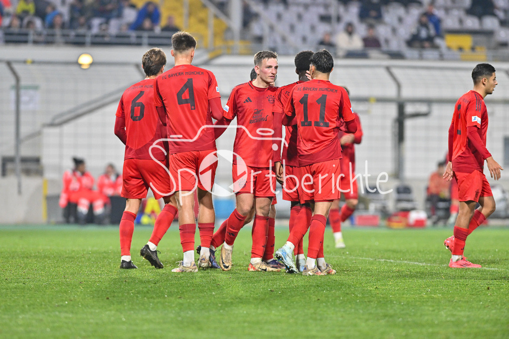 FC Bayern Amateure - SpVgg Greuther Fürth II | Jubel der kleinen Bayern nach dem Treffer zum 2-0 durch Noel ASEKO NKILI (FC Bayern München II #8) / Freude / happy / Tor / torschuetze / Regionalliga Bayern: FC Bayern Muenchen II - SpVgg Greuther Fuerth II, Gruenwalder Stadion am am 29.10.2024