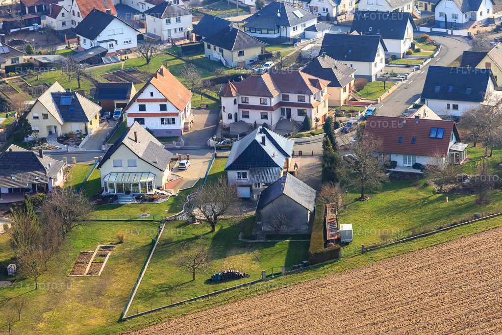 Vue aérienne: Rue des Violettes à Schleithal dans le département Bas Rhin, France – .Photo: IMG_105379.jpg prise le 25/03/2018 par Werner Riehm/FLY-FOTO.eu – Résolution de l'original: 5032 x 3355 px