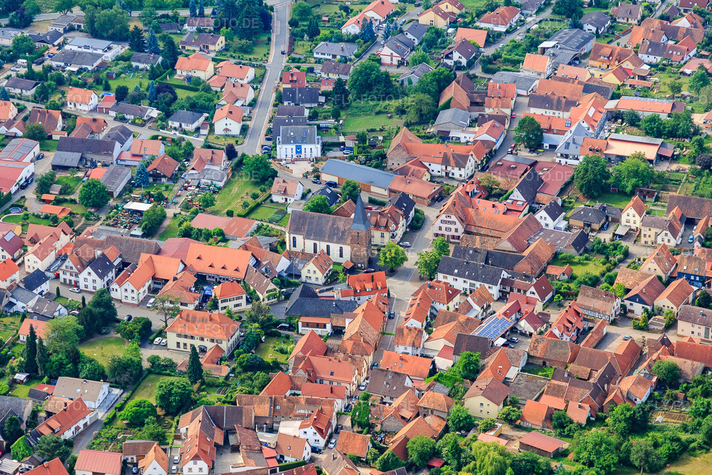 Luftbild: Protestantische Kirche Schweigen in Ortsmitte im Ortsteil Schweigen in Schweigen-Rechtenbach im Bundesland Rheinland-Pfalz in Deutschland. Foto: IMG_100677.jpg vom 05.06.2017 durch Werner Riehm/FLY-FOTO.deDekanat Bad Bergzabern