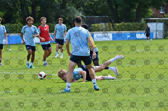 RGE_ 9756 | Hertha BSC, 2.Bundesliga, Herren, Fußball, Training auf dem Schenckendorffplatz, Mittwoch 29.07. 2026, Saison 2026/27,  am Boden Niklas Hildebrandt  (Hertha BSC ), Fotograf: Ralf Gebhardt - Realisiert mit Pictrs.com
