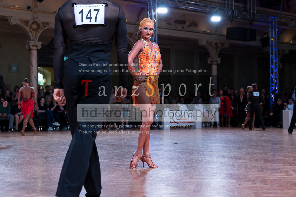 20240706_WDSF_WO_Latin_8876 | Tanzsportbilder, Standardtanz, Lateintanz, WDSF, DTV, LTVB, dancecomp, goc, hessen tanzt, blaues band der spree, walzer, tango, wiener walzer, slowfox, quickstepp, samba, rumba, cha-cha-cha, paso doble. jive, hd-kroft photography, turniertanzsport