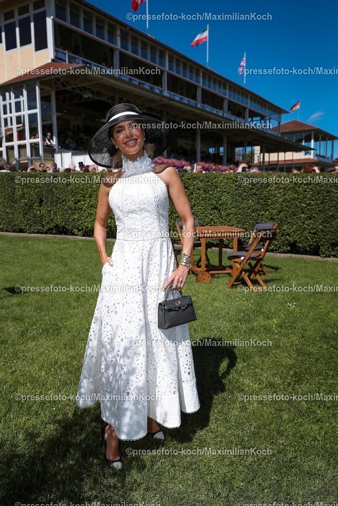 BBmx31082501048 | 2025.08.31, Promis beim Renntag auf der Galopprennbahn Baden-Baden in Iffezheim. Die Gäste genießen die elegante Atmosphäre beim Pferderennen. Sylvie Meis (Model und Markenbotschafterin des Casino Baden-Baden) 