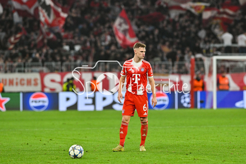 FC Bayern München - Sporting Lissabon | MUNICH, GERMANY - 09. DECEMBER: am Ball Joshua KIMMICH (FC Bayern Munich 6) während dem Match zwischen dem FC Bayern München und Sporting Lissabon am 6. Spieltag der UEFA Champions League Ligaphase in der Allianz Arena