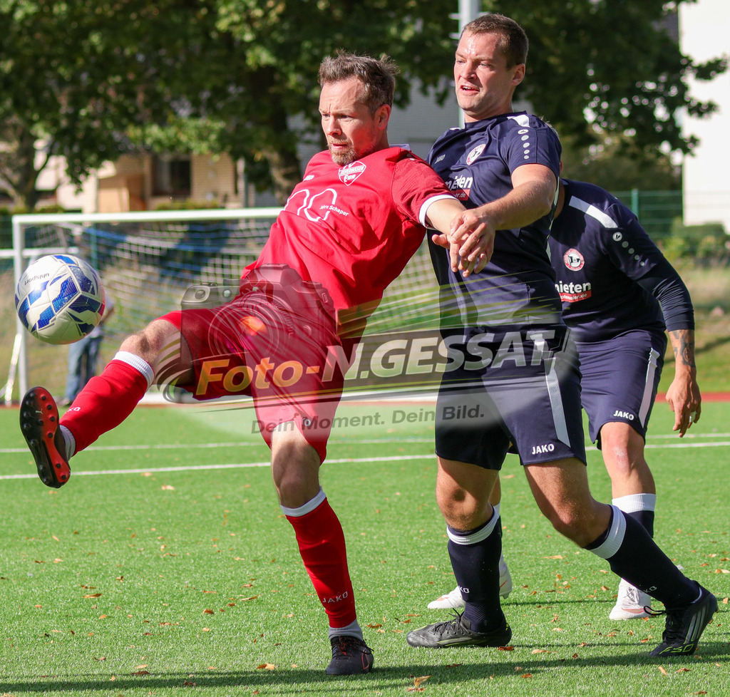 VfL Holsen - TV Elverdissen | Auf dem Bild zu sehen: schwarz VfL Holsen: Marcel Fleer ; rot TV Elverdissen: Thomas Barthel  VfL Holsen, TV Elverdissen, Saison 26/27, Kreisliga A, Holsen, Deutschland - Realisiert mit Pictrs.com