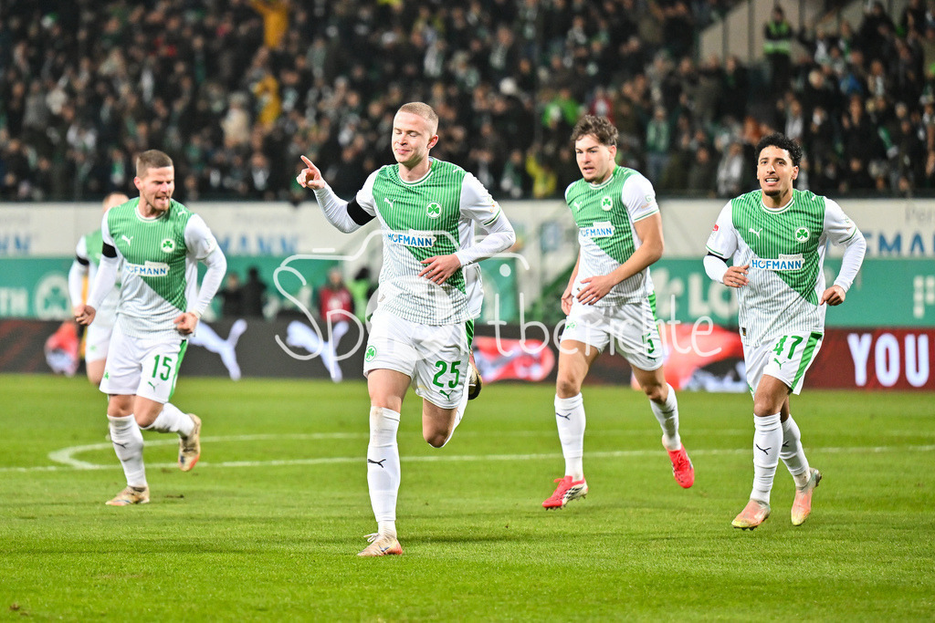 SpVgg Greuther Fürth - 1. FC Magdeburg | FUERTH, GERMANY - 06. FEBRUARY: Jubel der Fürther nach dem Treffer zum 1-0 durch Brynjar Ingo BJARNASON (SpVgg Greuther Fürth 25) / Tor / Torschuetze / Freude / Happy während dem Match zwischen der SpVgg Greuther Fürth und dem 1. FC Magdeburg am 21. Spieltag der 2. Bundesliga im Sportpark Ronhof Thomas Sommer