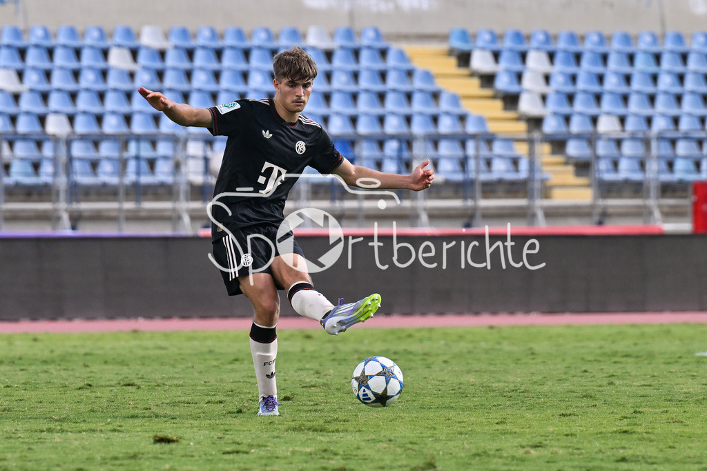 Papohs FC U19 - FC Bayern München U19 | am Ball Tim BINDER (FCB #11) / Einzelfoto / Freisteller / UEFA Youth League: Paphos FC U19 - FC Bayern München U19; Stelios Kyriakides Stadium am 30.09.2025