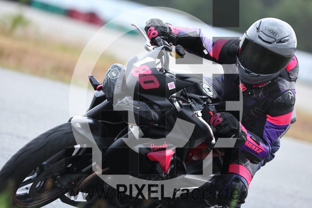 0180-20250608_10231 | Schöne Erinnerungen an spannende Momente - das festzuhalten ist unser Job. PIXELrace.de ist seit 2003 auf den Rennstrecken Europas unterwegs um die Action draußen beim Fahren und die wunderbare Stimmung imm Fahrerlager für euch einzufangen.