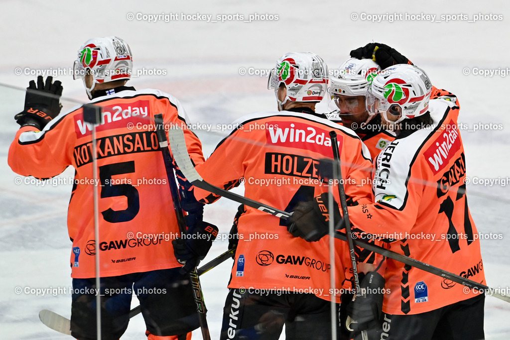 EC IDM WÄRMEPUMPEN VSV vs. MOSER MEDICAL GRAZ99ERS | Jubel Graz 99ers, #5 Kasper Kotkansalo Graz 99ers, #4 Korbinian Holzer Graz 99ers, #17 Manuel Ganahl Graz 99ers, EC IDM WÄRMEPUMPEN VSV vs. MOSER MEDICAL GRAZ99ERS, EC IDM WÄRMEPUMPEN VSV vs. MOSER MEDICAL GRAZ99ERS am 17.03.2026 in Villach (Stadthalle Villach), Austria, (Photo by Bernd Stefan)