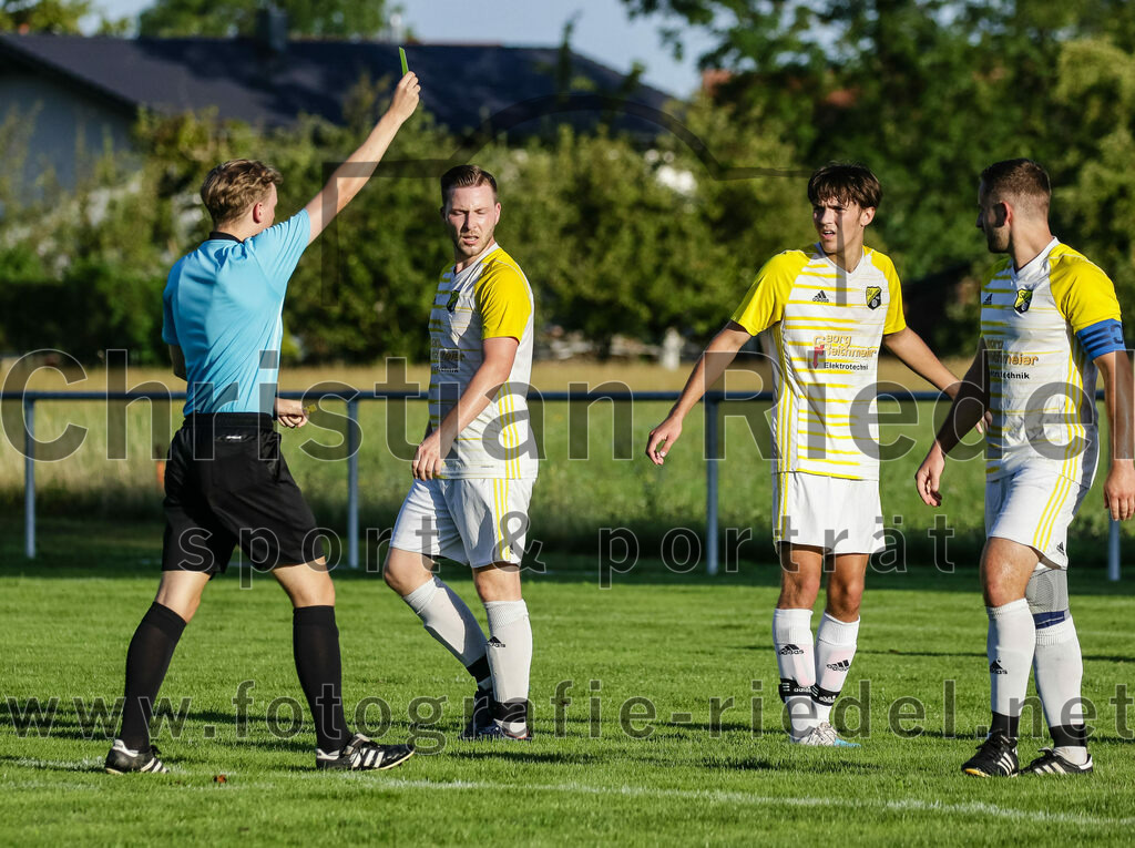 2023-08-18_127_SpVgg_Eichenkofen_gegen_FC_Langenpreising | Erding, Deutschland, 18.08.2023:
Fußball, A-Klasse 2023 / 2024, 3. Spieltag, SpVgg Eichenkofen gegen FC Langenpreising, Endergebnis: 0:2

Schiedsrichter David Gasch, Christoph Niedermüller (SpVgg Langenpreising, #13), Martin Maier (SpVgg Langenpreising, #3)

Foto: Christian Riedel / fotografie-riedel.net