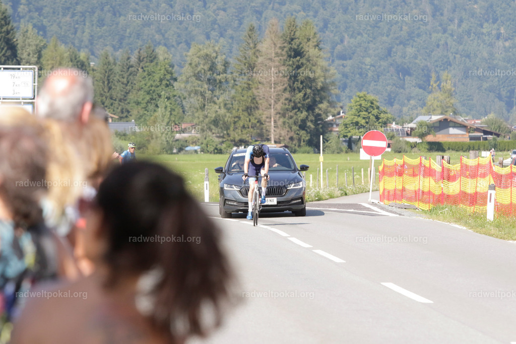 1208_20230817_Bewerb_Maenner_Muehlanger | AUT - OESTERREICH, 2023-08-16: SPORT RENNRAD-FAHREN - 55. INTERNATIONALER RADWELTPOKAL IN ST. JOHANN IN TIROL  - Vintage-Radrennen mit WM-Bronze-Medaillen-Siegerin Christina Schweinberger, den Teilnehmer und Alexander Baumann (vom Orginastions-Team) - TAG 2 BEWERB MAENNER IN SECHS GRUPPEN  ; Foto: Roland Muehlanger