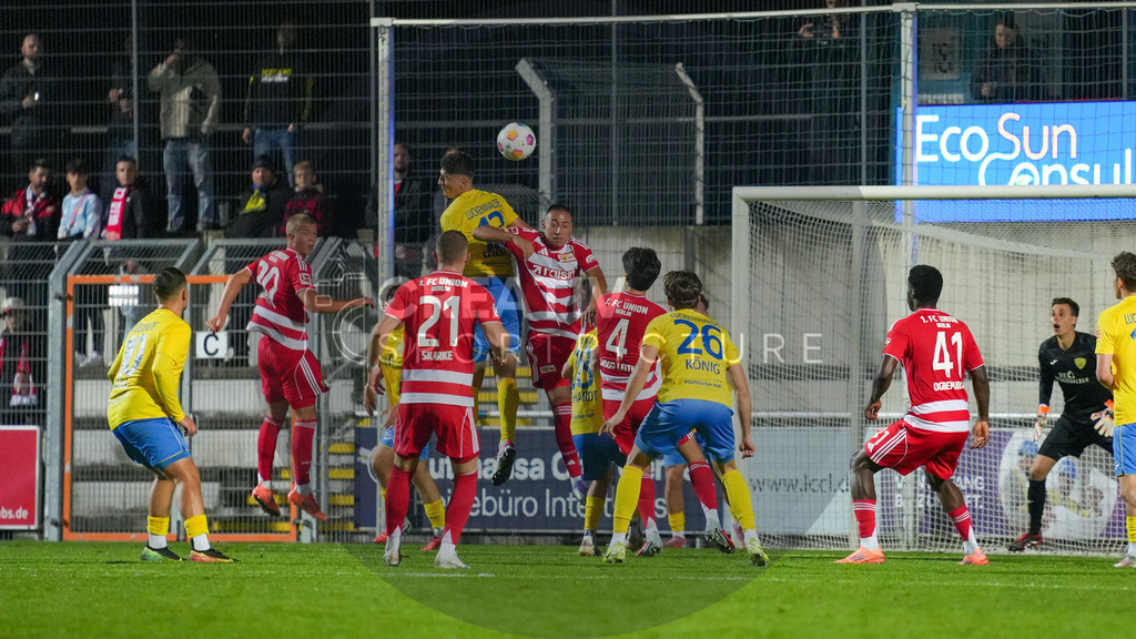 Fußball, Herren, Saison 2025/2026, Testspiel, Freundschaftsspiel, FSV 63 Luckenwalde vs. 1.FC Union Berlin, Mittwoch 08.10.2025, Werner-Seelenbinder-Stadion Luckenwalde, | Fußball, Herren, Saison 2025/2026, Testspiel, Freundschaftsspiel, FSV 63 Luckenwalde vs. 1.FC Union Berlin, Mittwoch 08.10.2025, Werner-Seelenbinder-Stadion Luckenwalde, Im Bild: Quentin Seidel (l. Luckenwalde) und Marin Ljubicic (r. Union) beim Kopfball - Realisiert mit Pictrs.com
