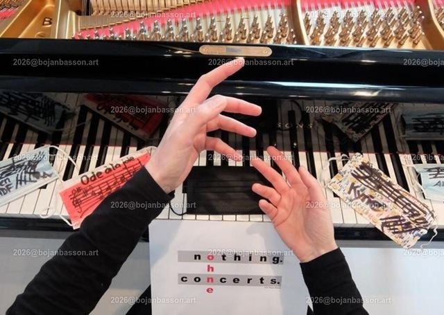 Tatj-6 | Ironische, lustige Fotomontagen, Fotodesign Musik, Musikinstrumente ohne KI. Klavier. Geigen. Violinen. Bratschen. Trompeten. Tubas. Cello. Celli. Kontrabass. Kaufen Sie die Bilder in einer geschützten Galerie bequem online. - Realisiert mit Pictrs.com