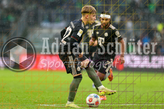 Borussia Mönchengladbach vs FC Bayern München - Bundesliga  | Mönchengladbach, Deutschland, 25.10.25:   Lennart Karl (FC Bayern München) in Aktion am Ball, Einzelaktion waehrend des Spiels der Bundesliga zwischen Borussia Mönchengladbach vs FC Bayern München im Stadion im Borussia Park(Foto von Brauer-Fotoagentur / Adrian Schlueter)