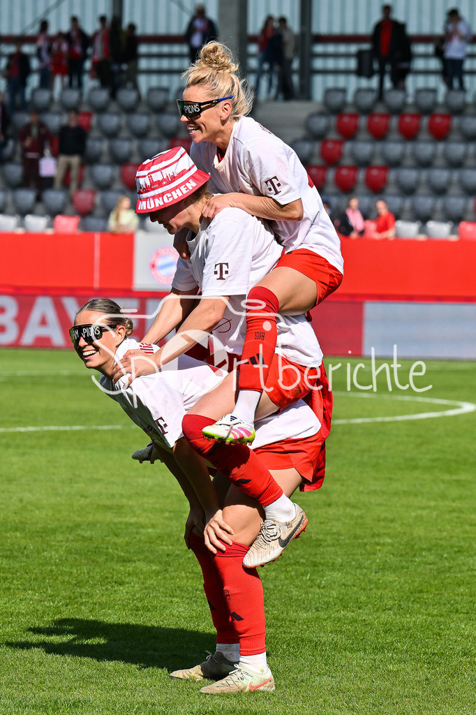 FC Bayern München - SC Freiburg | die Spielerinnen des FC Bayern feiern die Meisterschaft nach dem Heimsieg gegen den SC Freiburg / Frauen Bundesliga: FC Bayern Muenchen - SC Freiburg, FC Bayern Campus am 27.04.2025 / Klara BUEHL (FCB #17), Sydney LOHMANN (FCB #12) und Linda DALLMANN (FCB #10)