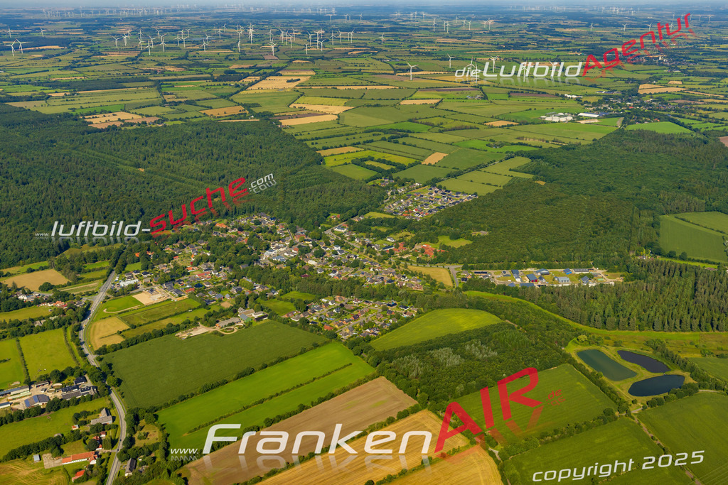 Übersichts Bild Wallsbüll - Die Luftaufnahme wurde 2025 vom UL-Flugzeug heraus erstellt ( keine Drohnenaufnahme ) - Hochauflösende Luftaufnahme - für Wandbilder und großformatige Ausdrucke geeignet. Das besondere Geschenk!Hier alle&nbsp;Infos zur Lizenzierung der LuftaufnahmeWir fliegen auch dieses Jahr wieder in Ihre Region um Luftbilder zu erstellen.- Luftbild anfragen