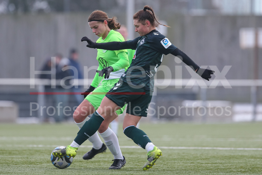 Fussball, Testspiel Frauen, VfL Wolfsburg II - SV Werder Bremen | v.li.: Maria Jonietz (VfL Wolfsburg II, 5) und Sophie Weidauer (SV Werder Bremen, 9) im Zweikampf, Duell, Dynamik, Aktion, Action, Spielszene