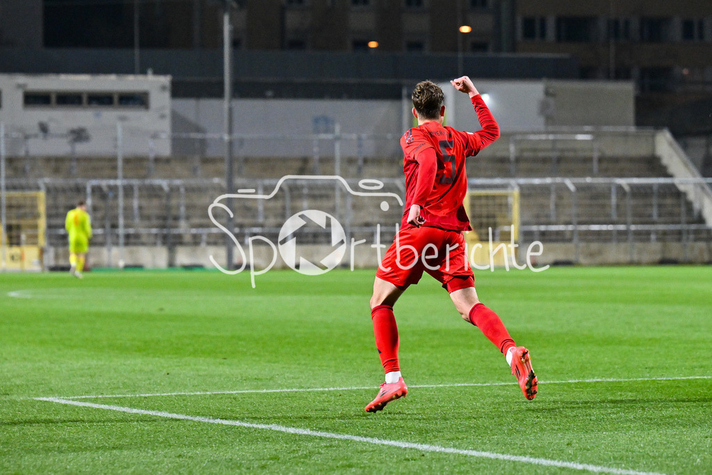 FC Bayern Amateure - FC Augsburg II | Jubel der kleinen Bayern nach dem Treffer zum 1-1 durch Gabriel MARUSIC (FC Bayern München II #5) / Tor / Torschuetze / Freude / Happy / Regionalliga Bayern: FC Bayern Muenchen II - FC Augsburg II, Gruenwalder Stadion am 14.03.2025