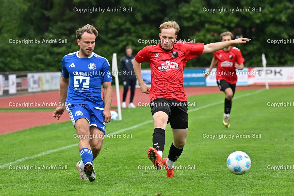 TuS Nortorf vs TSV Kropp | Mika Jöhnk (Nortorf #13) vs Kevin Hentzsch (Kropp #17) / Fußball-Landesliga Schleswig Männer 2026/2027 / TuS Nortorf vs TSV Kropp / TuS Arena / Nortorf / 29.08.26 - Realisiert mit Pictrs.com