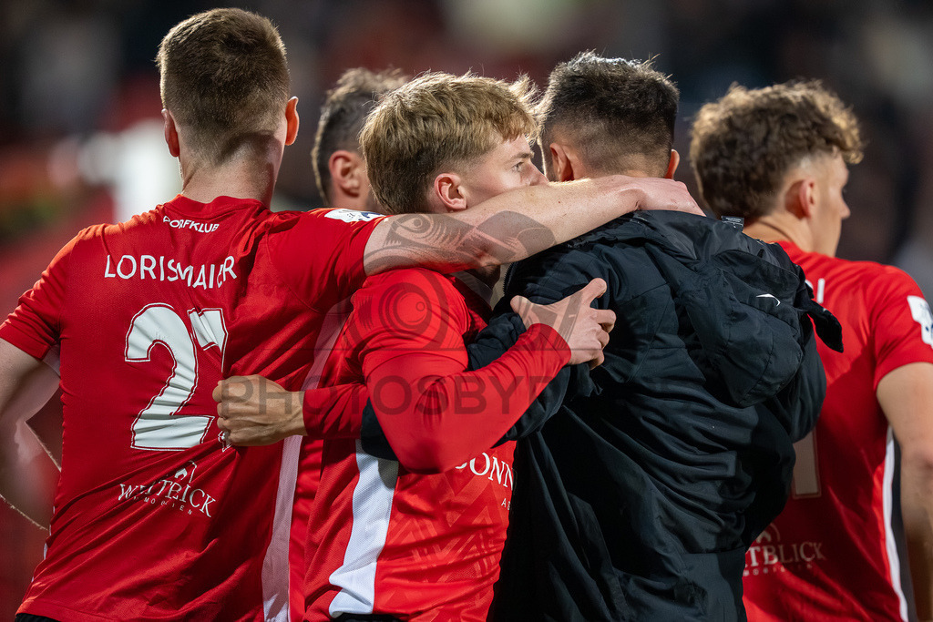 SG Sonnenhof Großaspach vs. SGV Freiberg, Fussball, Regionalliga Suedwest, 30. Spieltag, 22.04.2026 | Kollektiver Torjubel nach dem 4:0 durch Loris Maier (SG Sonnenhof Großaspach, #27),SG Sonnenhof Großaspach vs. SGV Freiberg, Fussball, Regionalliga Suedwest, 30. Spieltag, 22.04.2026