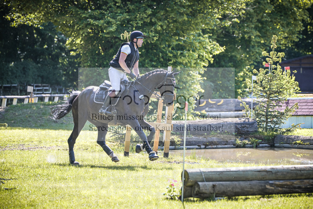 DOS_7022 | Entdecke hochwertige Reitturnierfotos von Foto Oger. Professionell, emotional und authentisch – jetzt Lieblingsmomente im Shop bestellen.Deutschlandweite Turnierfotografie. - Realisiert mit Pictrs.com