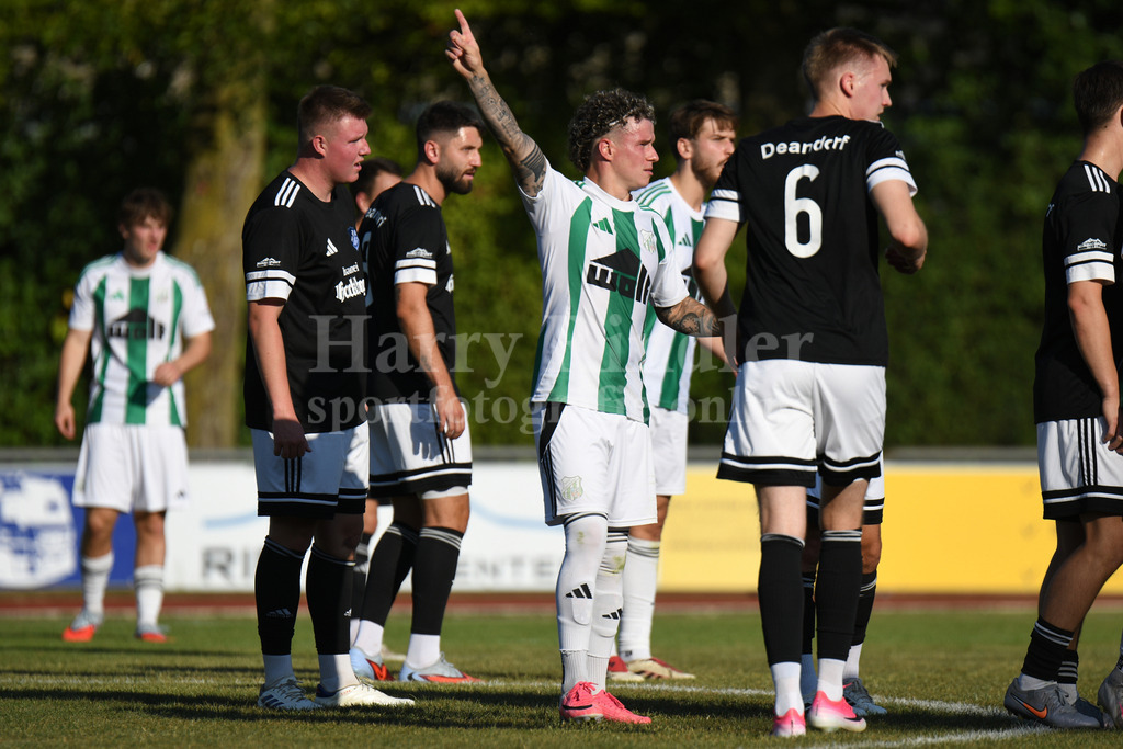 SpVgg Osterhofen : TSV-DJK Oberdiendorf | SpVgg Osterhofen Maximilian Prechtl zeigt die Richtung an - Realisiert mit Pictrs.com