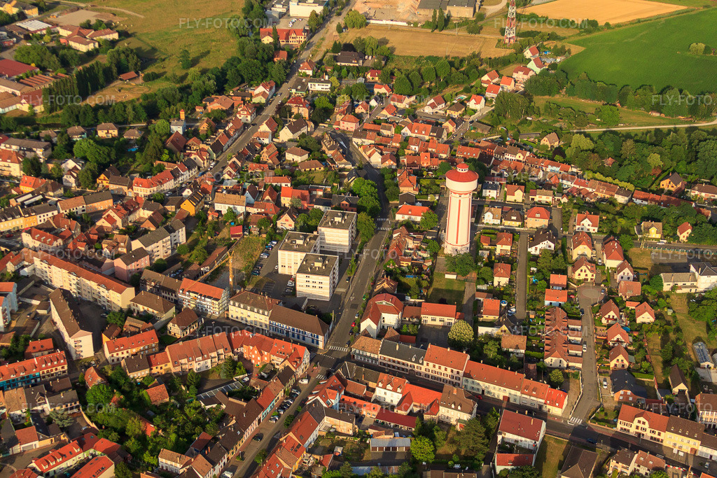 Aerial view: Château d'eau de Bischwiller in Bischwiller in the state Bas-Rhin, France. – Photo: IMG_30423.jpg taken on 07/09/2010 by Werner Riehm/FLY-FOTO.com – Resolution of the original: 4752 x 3168 px