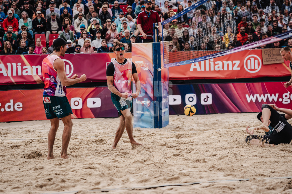 Beachvolleyball | Männer | Allianz German Beach Tour 2025 | Tourstop Bremen | 15.06.2025 | v.l. Niklas Held und Hennes Nissen jubeln