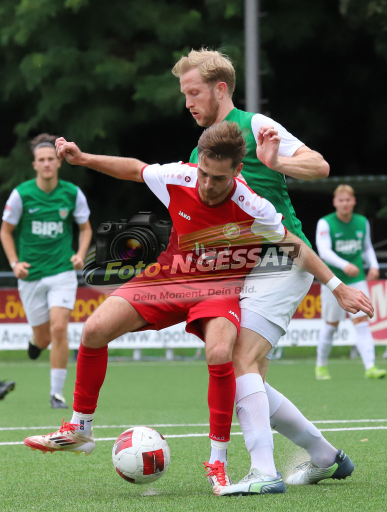 FC RW Kirchlengern - TuS Dornberg | Auf dem Bild zu sehen: rot FC RW Kirchlengern: Levin Güzelel ; grün TuS Dornberg: Noah FritzFC RW Kirchlengern, TuS Dornberg, Saison 25/26, Landesliga, Kirchlengern, Deutschland - Realisiert mit Pictrs.com